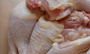 Especialistas afirmam: Na próxima vez que for assar ou cozinhar frango, não faça mais isso