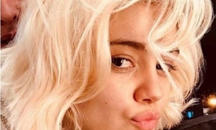 Sophie Charlotte radicaliza no visual e surge platinada