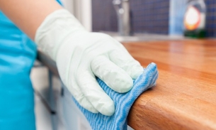 Diarista é dispensada por usar único banheiro da casa e internautas se revoltam