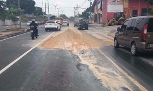 Rompimento de adutora deixa avenida interditada em Manaus