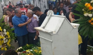 Homenagens e pedido de justiça marcam enterro de advogado morto no Porão