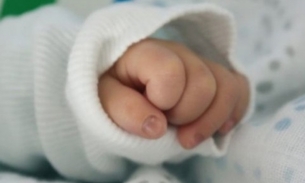 Bebê de dois meses é agredido e torturado por babá