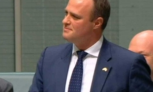 Deputado pede companheiro em casamento ao vivo durante discurso na Câmara