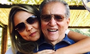 Aos 81, Carlos Alberto de Nóbrega pede namorada 43 anos mais jovem em casamento