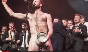 Jogador comemora título e fica peladão em festa