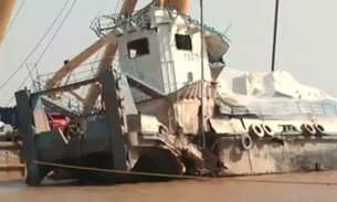 Empurrador que naufragou no Rio Amazonas é içado e busca por vítimas recomeça