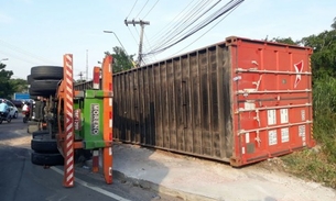 Carreta tomba e causa congestionamento no Distrito Industrial