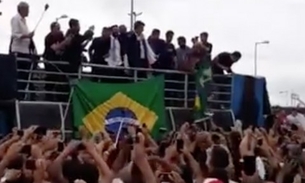Ao som do Hino Nacional, Bolsonaro faz primeiro discurso no aeroporto de Manaus
