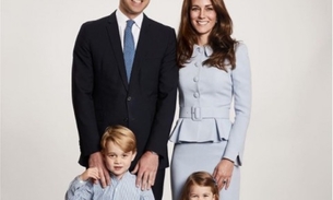 Príncipe George e princesa Charlotte esbanjam fofura em foto de Natal