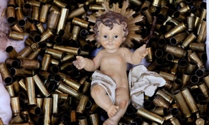 Às vésperas do Natal, imagem de Jesus em manjedoura com projéteis choca fiéis