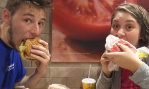 Casal celebra fim de namoro em lanchonete e post viraliza na internet