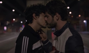 Jesuíta Barbosa e Maurício Destri dão beijão em clipe