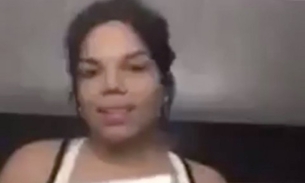 Mulher que ofendeu Titi causa polêmica ao atear fogo em bíblia em vídeo