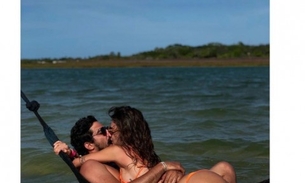 Renato Góes posta foto em clima quente com Thaila Ayala em praia