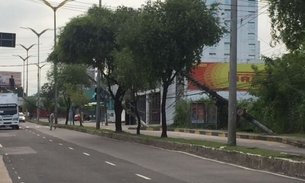 Postes tombam e causam transtorno no trânsito após avenida ser interditada em Manaus