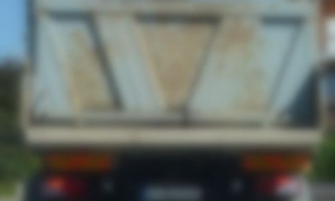 Homem é detido após furtar caminhão de lixo e bater em oito carros