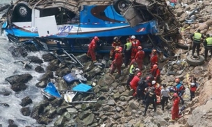Queda de ônibus em precipício mata ao menos 25 pessoas no Peru