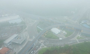 Manaus amanhece encoberta por forte nevoeiro nesta quinta-feira
