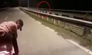 Câmera flagra suposto motoqueiro 'fantasma' e assusta internautas