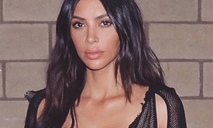 Kim Kardashian aparece só de calcinha em foto íntima na cama