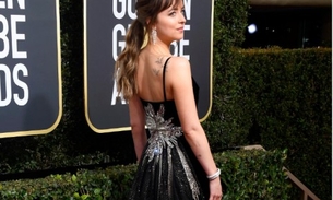 Detalhe nas costas de vestido de Dakota Johnson chama atenção no Globo de Ouro