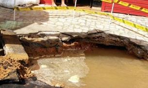 Vazamento em tubulação abre cratera e deixa moradores sem água em Manaus