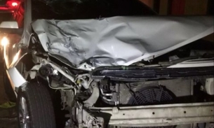 Táxi desgovernado atinge moto e deixa duas pessoas feridas em Manaus