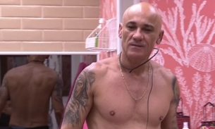 BBB18: Ayrton ironiza sobre polêmica de beijo ao acordar