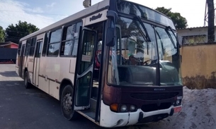 Com facas e armas caseiras, grupo assalta ônibus em plena luz do dia em Manaus