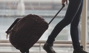 Esposa é flagrada circulando com corpo do marido dentro de mala em estação de trem