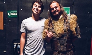 Filho de Kadu Moliterno, militante da causa gay, surge nu em cachoeira