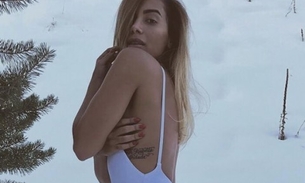 Na neve, Anitta sensualiza com bumbum generoso e deixa marquinha à mostra