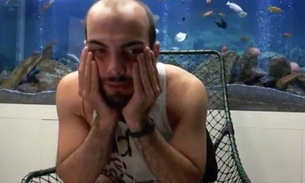 BBB18: Mahmoud volta a tomar banho pelado e mostra tudo 