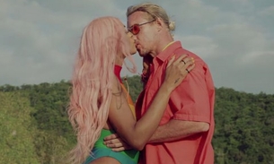 Pabllo Vittar aparece 'desmontada' em clipe e dá beijo de língua em Diplo