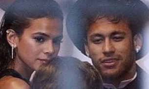 Com decote lacrador, Bruna sensualiza e tasca beijo em Neymar durante aniversário