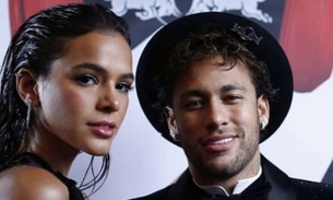 Com fenda ao limite, Bruna Marquezine rebola até o chão em festa de Neymar