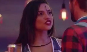 BBB18: Breno e Paula trocam carinhos e brother tenta beijar sister após saída de Jaqueline