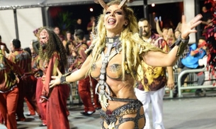 Sheila Melo causa com fantasia e quase mostra demais 