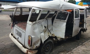 Kombi é destruída após ser atingida por ônibus e carreta em Manaus