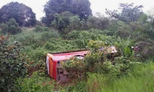 Motorista dorme no volante e ônibus tomba na BR-174