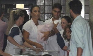 Ivete Sangalo deixa maternidade com as gêmeas, marido e filho