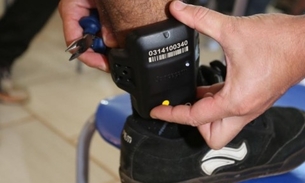 Monitoramento por tornozeleira controla melhor presos do semiaberto, diz DPE