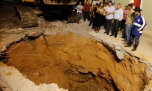 Prefeitura de Manaus abre nova cratera em calçada de lanchonete para troca de tubulação