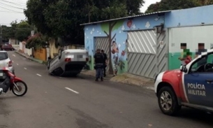 Acidente de trânsito deixa carro capotado em Manaus