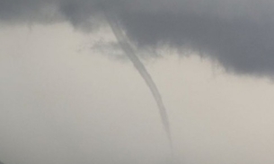 Fenômeno se forma no céu durante chuva em Manaus