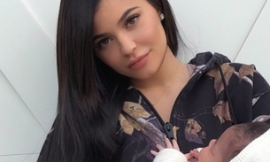  Kylie Jenner publica nova foto da filha e comemora aniversário de 1 mês