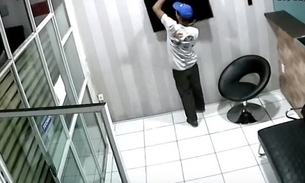 Vídeo flagra dupla fazendo a limpa em assistência técnica de Manaus