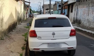 Carro é abandonado em esquina e fedor começa a chamar atenção em Manaus