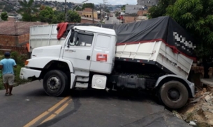 Motorista perde controle e carreta tomba em avenida de Manaus