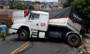 Motorista perde controle e carreta tomba em avenida de Manaus